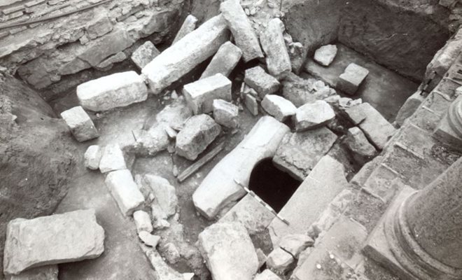 Архивна снимка на Свещения кладенец в Южния кораб на Голямата Базилика по време на археологическото проучване.
