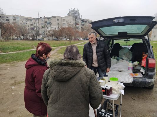 Муса, съпругът на Джемиле, идва сега, но и той е тъжен.