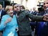 Бежанецът, който си направи селфи с Меркел, съди "Фейсбук" за клевета