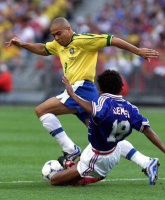 Халфът на Франция Кристиан Карембьо (вдясно) се опитва да избие топката от краката на Роналдо (Бразилия) по време на финала на световното първенство преди 20 години, спечелен с 3:0 от “петлите”.