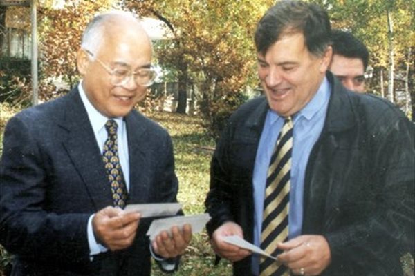 Иван Славков и вицепрезидентът на МОК Хе по време на първия национален събор на олимпийските клубове в Стара Загора през ноември 1999 година.

