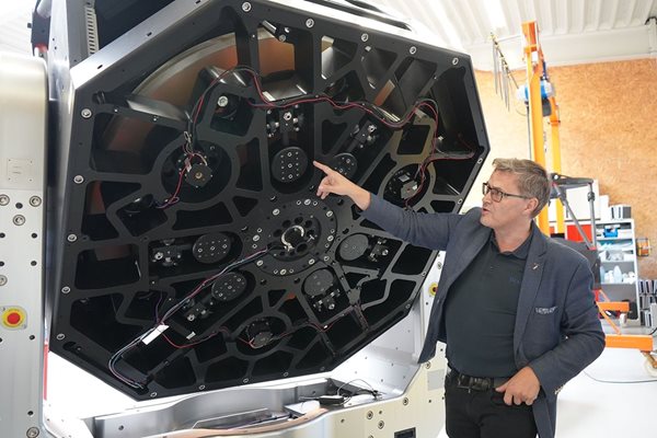Собственикът на фирмата производител Егон Дьобел показва механизма на монтаж на 1,5-метровото огледало.

