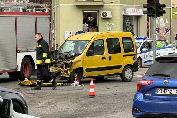 Шофьор е в болница след катастрофа на Сточна гара в Пловдив (Снимки)