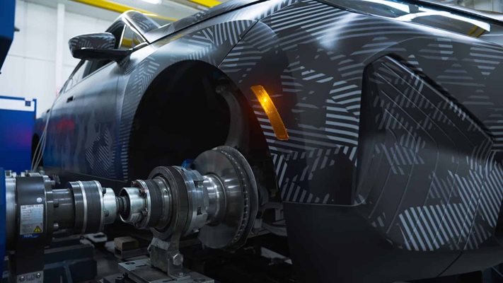 Електрическият кросоувър BMW iX с новата батерия с двойна химия Gemini, е постигнал WLTP пробег от 978 км с едно зареждане. Снимка: ONE