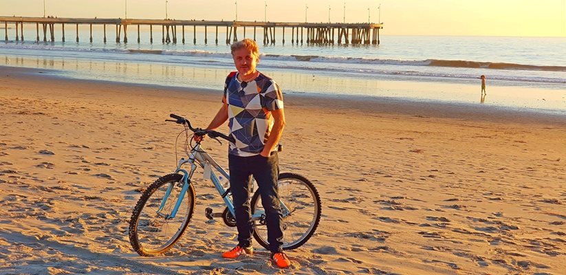 Шоуменът кара колело дори и на плажа