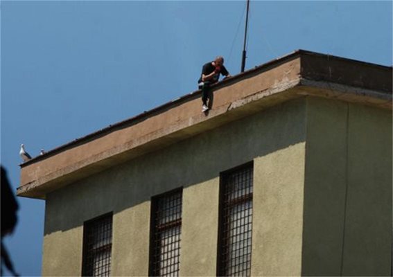 Затворникът в Бургас се предаде след 7 часа преговори