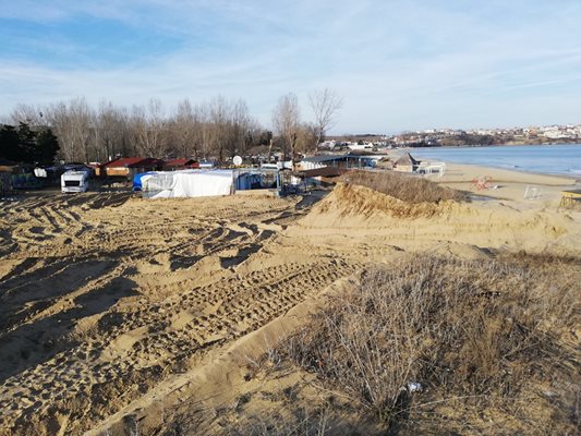 Това е останало от защитените дюни след булдозера, пуснат по поръчка на собственика на каравана на плажа Иван Нончев.