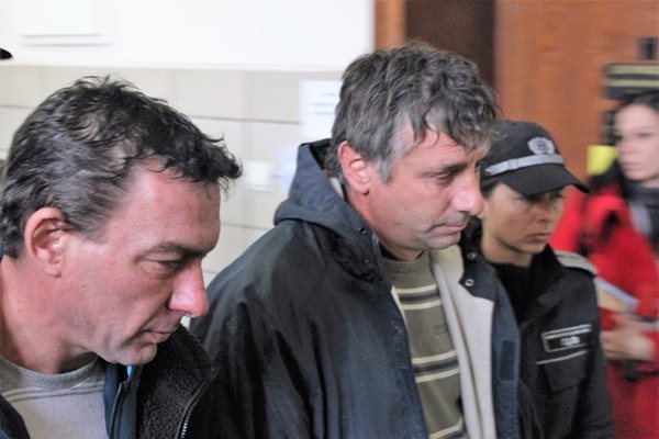 Оправданите за убийство и осъдени за изнасилване Димитър Христосков (вляво) и Тодор Иванов в съдебната зала
