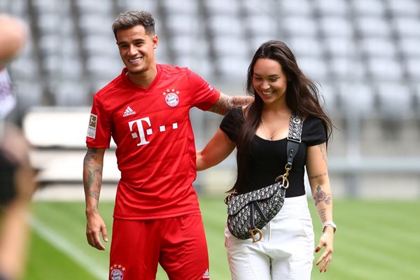 Съпругата на Филипе Коутиньо - Аине, го придружава на “Алианц Арена” при представянето на бразилеца като футболист на “Байерн”.