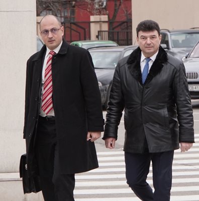 Живко Мартинов и адвокатът му Христо Ботев (вляво) отиват на едно от заседанията по делото в спецсъда.

СНИМКА: АРХИВ