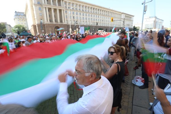 Протестиращи опънаха огромното знаме от Пловдив пред МС и крещят "Българи, юнаци". СНИМКА: Николай Литов