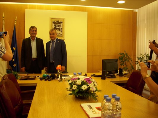 Временният кмет Ясен Попвасилев предаде ключа от общината на новия кмет Илко Стоянов.