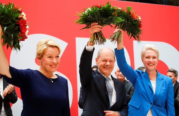 Кандидатът за канцлер на социалдемократите Олаф Шолц, премиерката на региона Мекленбург Мануела Швезиг и новоизбраната кметица на Берлин Франциска Гифай (вляво) се радват на победата.

