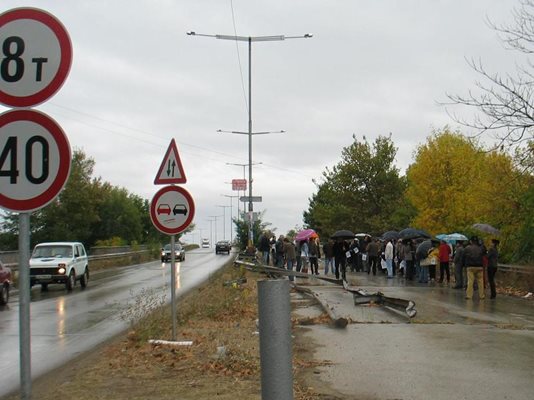 През 2011 г. видинчани протестираха с искане за спешен ремонт  на опасния надлез, който е част от бул."Панония".
Снимка: Ваня Ставрева