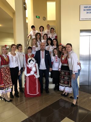 Кметът на район "Тракия" Костадин Димитров и служителите му бяха с носии на 1 март