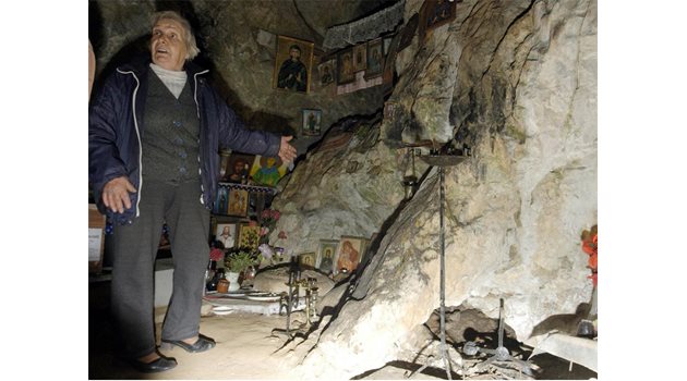 СКРИВАЛИЩЕ: Жителка на махала Баринци показва входа към пещерата на Али Баба.