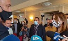 В Поморие евродепутатката Клеър Дейли се скри в апартамент на ирландец от медиите (Обзор)