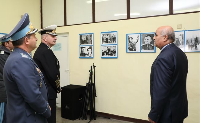 Началникът на отбраната адмирал Емил Ефтимов поздрави командно-преподавателския състав и курсантите по повод празника и се срещна с командването на Военновъздушната учебна база. Снимки министерство на отбраната