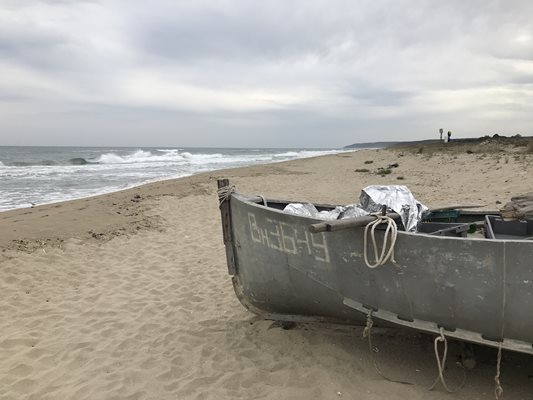 Пустите плажове като този между Камчия и Шкорпиловци привличат много хора да опъват палатки или да идват с каравани на самата ивица, но разполагането им точно там е забранено.

СНИМКА: НАДЕЖДА АЛЕКСИЕВА
