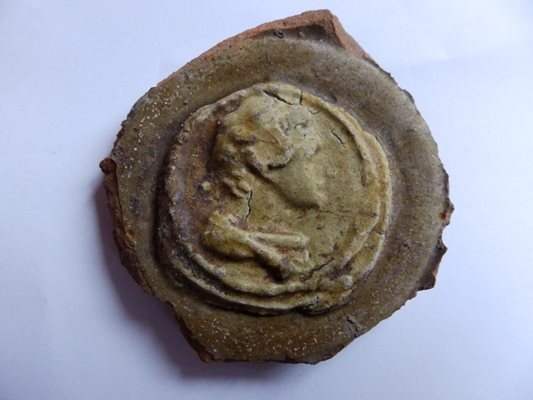 Изображение на Александър Велики, разкрито на фрагмент от глазирана купа при разкопките на форума в Хераклея Синтика.