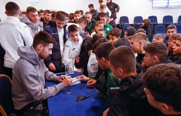 През ноември Груев се срещна у нас с проектонационали до 14 г., говори пред тях за футболния си път и им раздаде автографи.