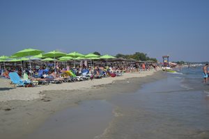 Гърците вече се побългариха – няма безплатна сянка на плажа