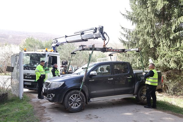 Джип препречи пътя на машините при старта на акцията.