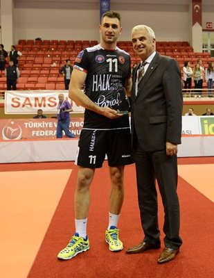 Соколов получава наградата за най-полезен играч в мача за суперкупата на Турция.