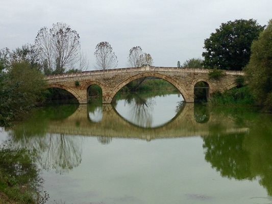 Римският мост над старото корито на р. Осъм край с. Българене, Плевенско. Така е озаглавил своята авторска снимка доц. Сотир Марчев - лекар с око на фотограф.