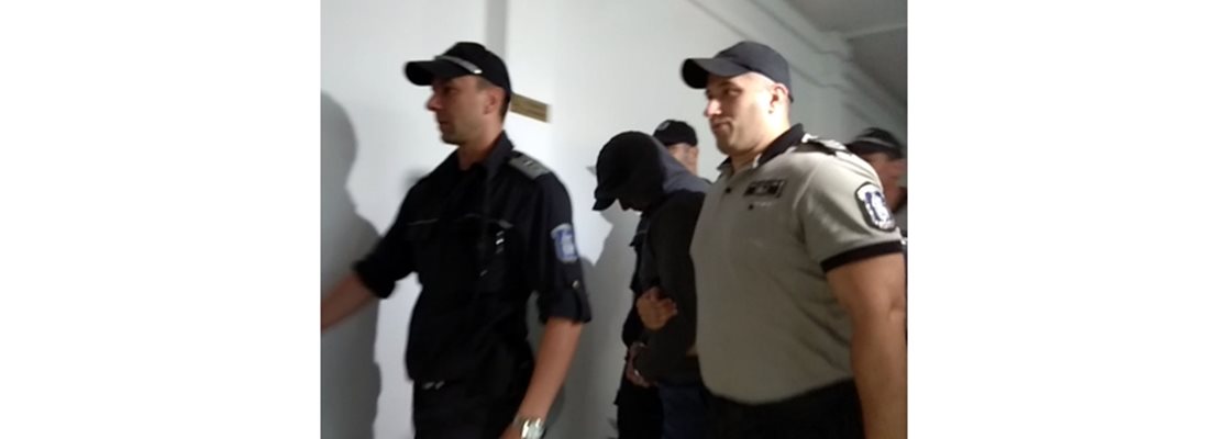 Михаил Станчев крие лицето си в съда