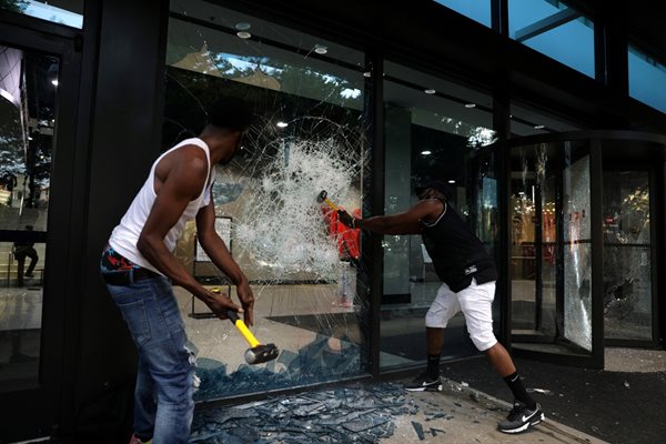 Демонстранти атакуваха централата на телевизията Си Ен Ен в Атланта СНИМКИ: Ройтерс