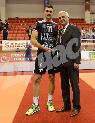 Соколов получава наградата за най-полезен играч в мача за суперкупата на Турция.