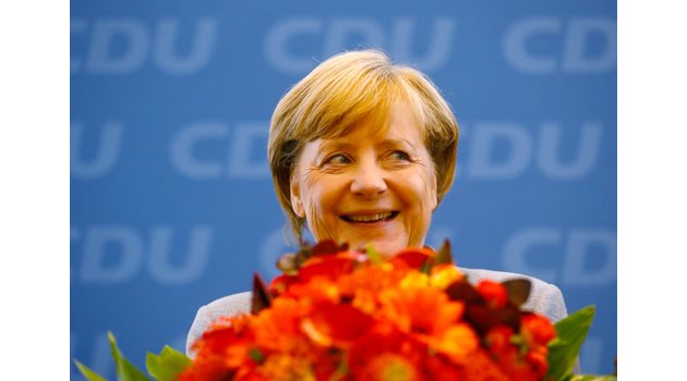 Ангела Меркел бе дарена с букет след обявяването на резултатите от вота, който тя спечели, но с голяма загуба на подкрепа.