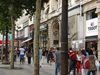 Десетки протестират в Париж срещу откриването на магазин на "Епъл "