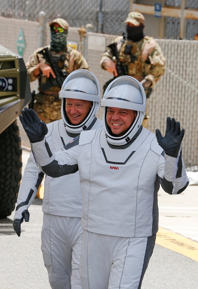 Втори опит: Астронавтите отиват към старта за историческия полет с 