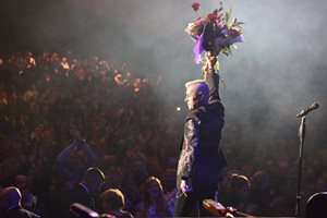 След 3 г. чакане 5000 фенове не пуснаха Георги Христов 40 минути след концерта му