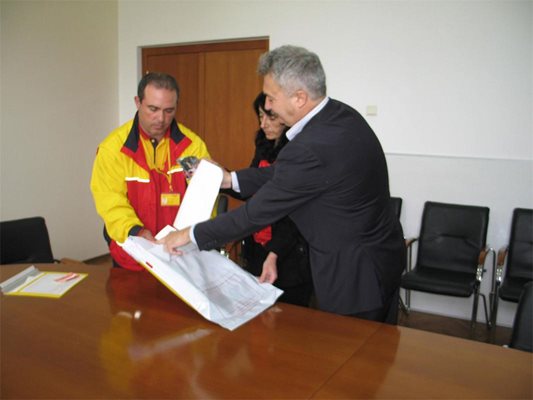Кметът на Монтана Живков запечатва писмото до Стан.