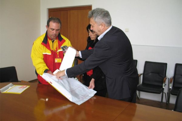 Кметът на Монтана Живков запечатва писмото до Стан.