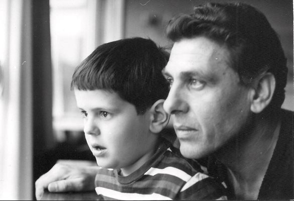 Апостол Карамитев със сина си - снимката, която Момчил случайно открива.