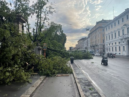 Последиците от опустошителната буря в Милано Снимка: Туитър