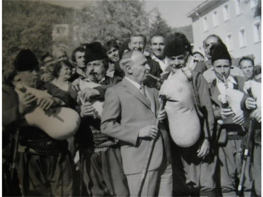 
Снимки на Тодор Живков в пресата отприщват киното и литературата да свързват Родопите с гайдите. 
СНИМКА: АРХИВ
