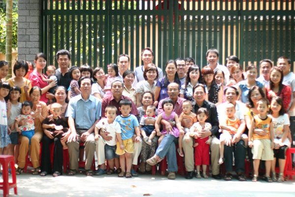 Това са роднините на Ву във Виетнам. Той има около 30 първи братовчеди. Последният път, когато е бил при тях, е преди 2 години.  СНИМКИ: ЛИЧЕН АРХИВ