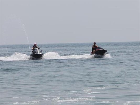 Зорка Първанова (вляво) и президентът се надбягват в залива с джетовете.
СНИМКИ: ЛИЧЕН АРХИВ И ИВАН ИВАНОВ