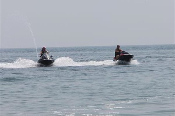 Зорка Първанова (вляво) и президентът се надбягват в залива с джетовете.
СНИМКИ: ЛИЧЕН АРХИВ И ИВАН ИВАНОВ