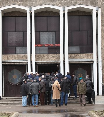 Залата на централни гробища не побра всички желаещи да се простят с Павел Панов.