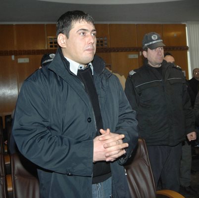 Лазар Колев по време на процеса за убийството на сестрите Белнейски.