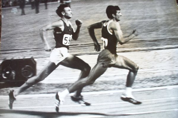Михаил Желев печели европейската титла на 3 хиляди метра с препятствия през 1969 г. в Атина. СНИМКА: Личен Архив