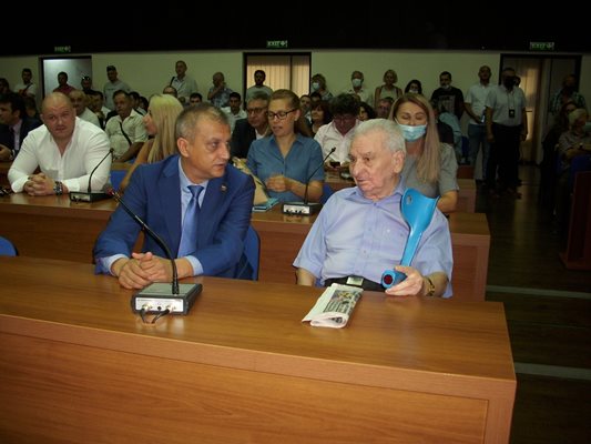 В началото на тържествената сесия на ОбС новият кмет Илко Стоянов седна до почетния гражданин и бивш кмет Захари Донев.