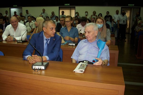 В началото на тържествената сесия на ОбС новият кмет Илко Стоянов седна до почетния гражданин и бивш кмет Захари Донев.