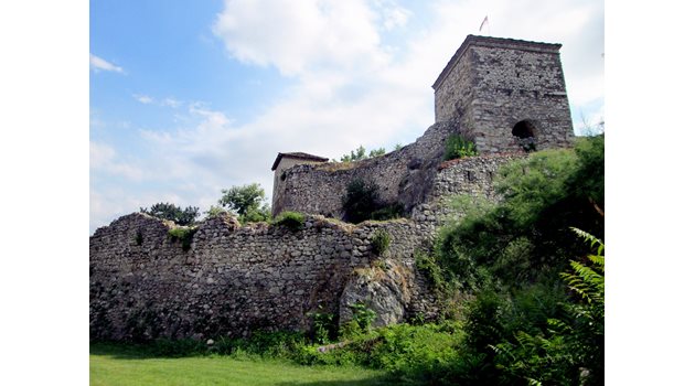 Крепостта на Момчил юнак в Пирот до река Нишава